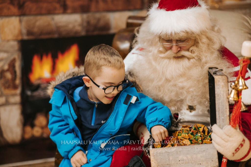 Haapsalu_Kaubamaja_jõul_2023_-_047_(Silver_Raidla)